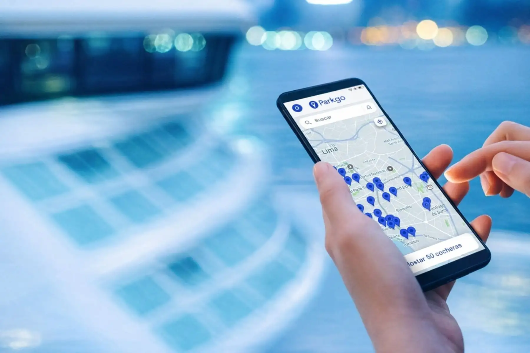 Persona usando la app de ParkGO en un celular con el mapa de cocheras disponibles en Lima, nota de Andina